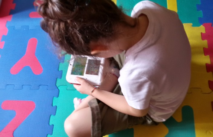 bambina che gioca al Nintendo DS